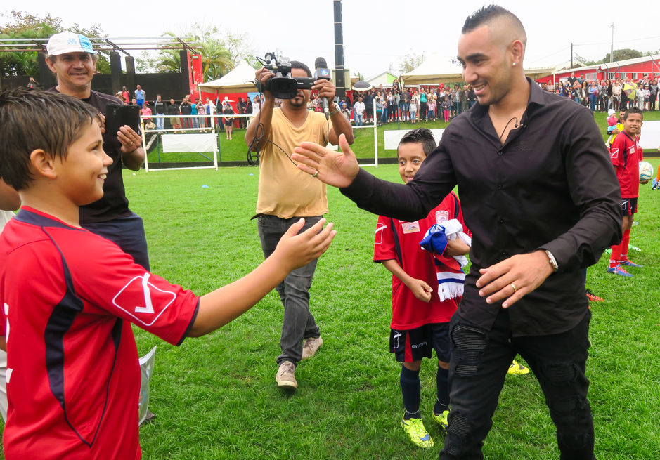 Juillet 2016, La Réunion. Sur les terres de son enfance, Dimitri Payet, la star de l'Euro-2016 avec l'équipe de France de football a fait le plein d'émotions devant un public venu nombreux le saluer. Le ”King Kréol” reçoit la médaille de citoyen d'honneur de Saint-Philippe. Un citoyen devenu footballeur professionnel aux valeurs de solidarité, d'abnégation et de respect dévoilés tout au long de la journée. Au lendemain de l'accueil triomphal qu'un demi millier de fans lui a réservé à Gillot, Dimitri Payet a enchaîné les bains de foule dans son fief du Sud Sauvage. Aussi bien à Saint-Philippe là où il a passé sa tendre enfance, qu'à la Petite-Île la ville d'adoption de ses parents, le vice-champion d'Europe a été adulé par des centaines de personnes. La Payetmania continue.
Le JIR - Le Journal de l'ile de La Réunion - Edition 22 juillet 2016 - « Dimitri Payet, citoyen d’honneur» - Saint-Philippe - © Véronique Tournier