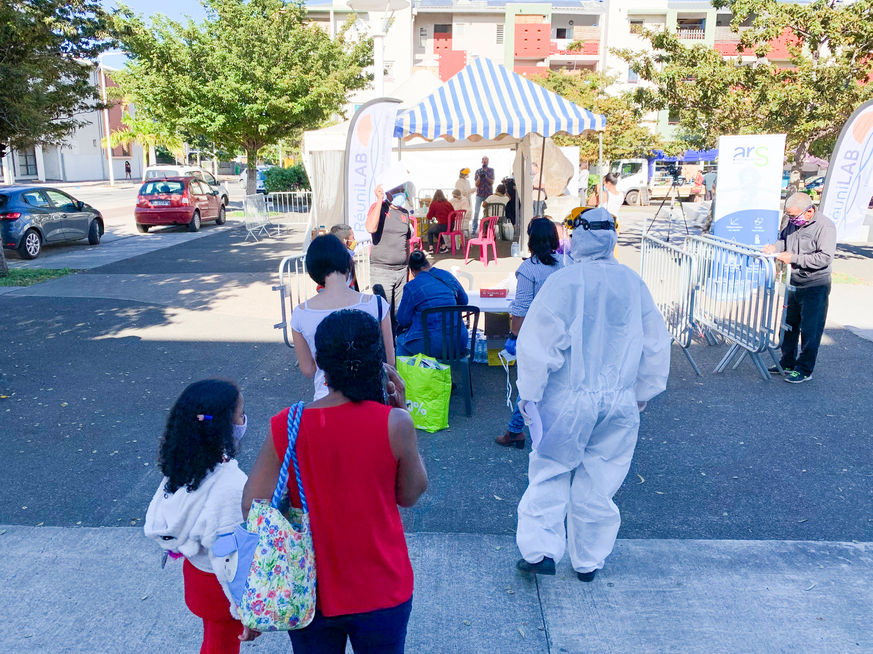 Après la fin de l'état d'urgence sanitaire décrétée mi-juillet 2020, les autorités ont fait le point ce jeudi 16 juillet 2020 sur la situation de l'île. Si le virus ne circule que faiblement au niveau local, la plus grande vigilance reste de mise. Une campagne massive de tests est lancée, et les mesures barrières restent impératives. La ville de Saint-Louis est la première commune a répondre favorablement à l'appel de l'ARS pour organiser une campagne de dépistage "Covid" gratuit.
Le JIR - Le Journal de l'ile de La Réunion - Edition 16 juillet 2020 - « 150 tests réalisés à Saint-Louis» - Covid 19 - La Réunion - © Véronique Tournier