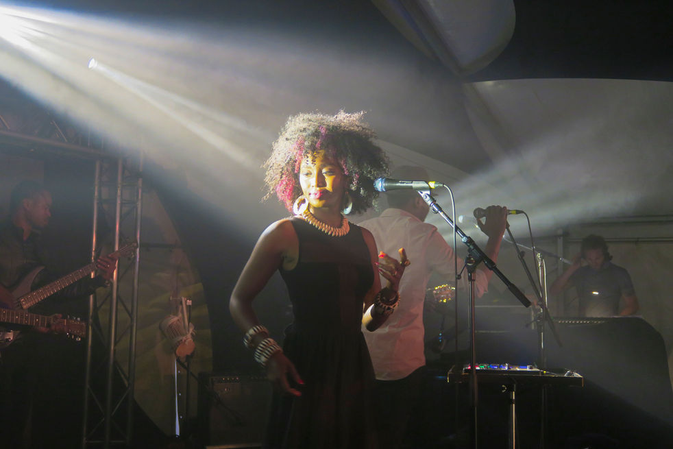 Saint-Pierre, La Réunion, juin 2016. Pour sa 13ème édition, le festival de musique Sakifo s’installe sur les plages du quartier de la Ravine Blanche à Saint-Pierre ana ale sud de l’île. Trois jours de festival, plus d’une cinquantaine de concerts parmi les artistes : Bigflo&Oli, Emir Kusturica et The No Smoking orchestra, Inne Modja, CVasseurs Flowters (Gringe et Orelsan), Dizzy Brain,  et le traditionnel rissolé du dimanche matin avec Tikok Vilaye.

Le JIR - Le Journal de l'ile de La Réunion - Edition 6 juin 2016 - Saint-Pierre - « C’était votre Sakifo » - © Véronique Tournier