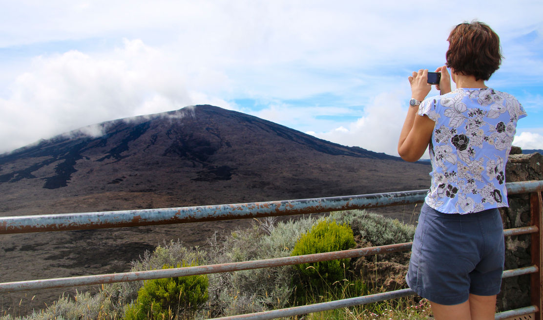 La Réunion, janvier 2016. Le circuit d'interprétation pour une meilleure découverte de la route du volcan et de l'histoire du piton de la Fournaise, imaginé par le Département de La Réunion en partenariat avec l'ONF, le Parc national et la Région pour l'aspect touristique, prend forme et semble être adopté par les touristes. Des touristes qui suivent, quasiment à la lettre, les étapes imaginées dans ce plan d'interprétation dont la vocation première est de faire comprendre aux visiteurs la signification et la valeur du site et ce en 6 étapes : 1. Piton Sec, 2. Le Nez de Bœuf, 3. Le Plateau Nez de Bœuf, 4. Le cratère Commerson, 5. Le Pas des Sables, 6. Le Pas de Bellecombe.
Le JIR - Le Journal de l'ile de La Réunion - Edition 22 janvier 2016 - « Le route du volcan prend ses marques» - Le Tampon - Piton de la Fournaise - © Véronique Tournier