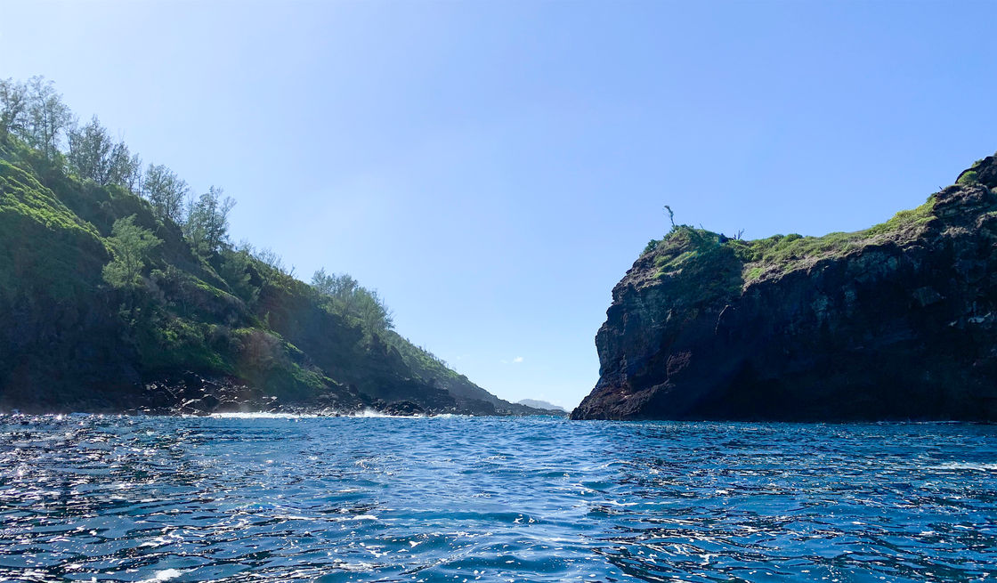 Dans le Sud sauvage, le rocher situé en face de la commune de Petite-Île, à seulement une cinquantaine de mètres de la côte, est l'unique îlot de La Réunion. Cette zone naturelle d'intérêt écologique, faunistique et floristique, constitue un véritable sanctuaire pour les oiseaux. Vue de la mer, l’île de La Réunion est majestueuse. L'îlot s'étale sur une superficie de 2,24 hectares, sur une longueur vers la mer de 150 mètres et s'incline vers le sud-est après avoir culminé à plus de trente mètres d'al- titude. L'îlot tire son nom de sa situation géographique, juste en face de la commune éponyme. Le site est classé comme zone à fort intérêt écologique et paysager (ZNIEFF de type 1). Cet espace boisé est classé au PLU et fait l'objet d'un arrêté préfectoral de protection du biotope depuis 1986. Ce document est un des éléments fondamentaux de la politique de protection des espèces et des habitats naturels. Il en existe aujourd'hui plus de 670 en France, soit une moyenne de 29 par région française. La Réunion en compte trois : au Bras de la Plaine (commune du Tampon), pris en 2006 pour préserver l'habitat du pétrel noir de Bourbon, à la Pandanaie sur les communes de la Plaine-des-Palmistes et de Saint-Benoît, pris en 2011 pour protéger une zone humide dominée par le vacoa des hauts et celui de Petite-Île, pris en 1986 pour préserver l'habitat des nombreuses espèces d'oiseaux marins nichant sur cet îlot.
Le JIR - Le Journal de l'ile de La Réunion - Edition 11 avril 2021 - «La Petite Ile, à la découverte de l’unique îlot de La Réunion» - Petite-Ile - La Réunion - © Véronique Tournier