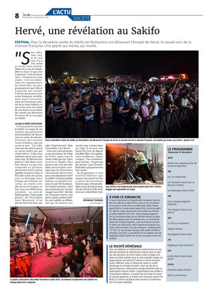 Plus qu’une voix, c’est une véritable personnalité artistique que les festivaliers réunionnais découvrent pour cette deuxième soirée au Sakifo version 2021, le festival de musique de l’île de La Réunion, un rendez-vous fixé depuis plus de quinze années du côté de la ville sudiste de Saint-Pierre. Hervé, arrive avec son statut de révélation masculine de l’année aux dernières Victoires de la musique à La Réunion. Crâne rasé, mâchoire assez carré, pan- talon noir, Dr Martens aux pieds et t-shirt blanc mou- lant, Hervé n’a pas l’air commode au premier abord, mais il est ce qu’on appelle un gentil voyou. Il brouille toutes les pistes avec ce décalage entre l’image qu’il donne sur scène, ses textes rem- plis de vie et d’espoir, et une voix aux différentes tonalités : on sent du Bashung dans "Cœur poids plume", du Christophe dans "Maestrom" et un peu du Taxi Girl dans son tube "Si bien du mal". Mais l’ensemble, c’est Hervé. Celui qui a fait plusieurs avant-premières de Eddy de Pretto signe sous le même label que lui, Clara Luciani et Angèle.
Le JIR - Le Journal de l'ile de La Réunion - Edition 12 décembre 2021 - «Hervé, une révélation au Sakifo» - Festival Sakifo - Saint-Pierre - La Réunion - © Véronique Tournier