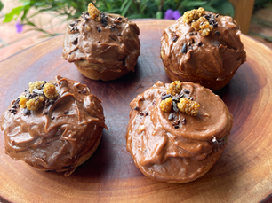 Muffins de guineo con frosting chocolatoso