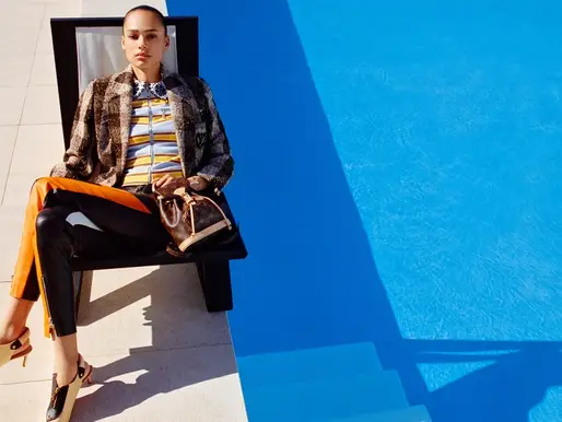 mulher na piscina com roupa de luxo