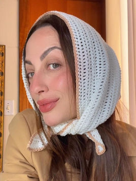 Mulher jovem com lenço na cabeça