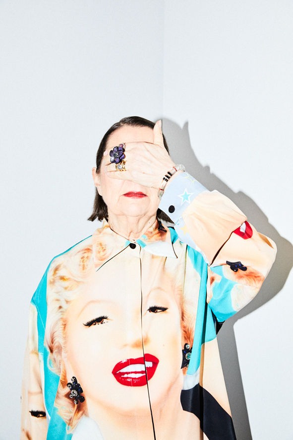 Porträt von Journalistin Brigitte Winkler, fotografiert von Rafaela Pröll für C/O Vienna Magazine.