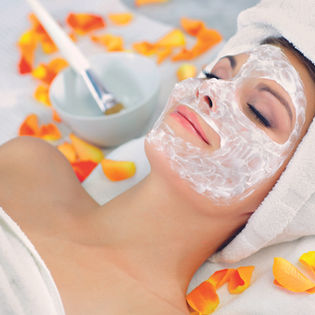 Eine Frau bekommt eine Gesichtsbehandlung im Spa der günstigen Wellnesshotels Alexander & Gerbi in Weggis, Luzern, Schweiz