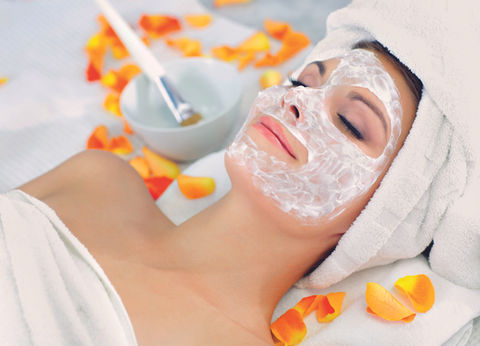 Eine Frau bekommt eine Gesichtsbehandlung im Spa der günstigen Wellnesshotels Alexander & Gerbi in Weggis, Luzern, Schweiz
