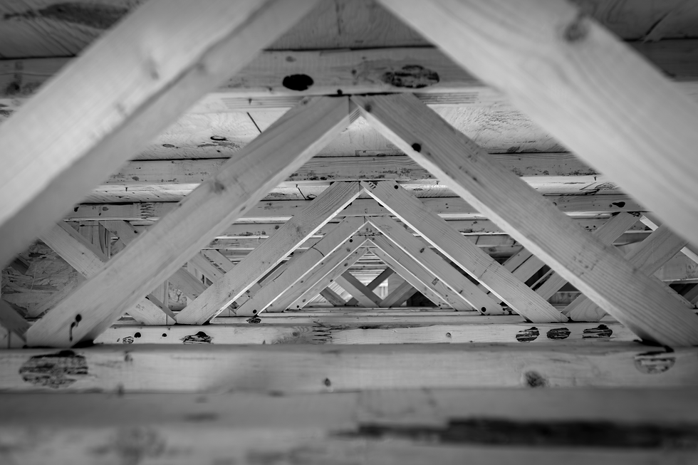 Structure de charpente de toiture en bois réalisée par Groupe BR pour un projet de construction.
