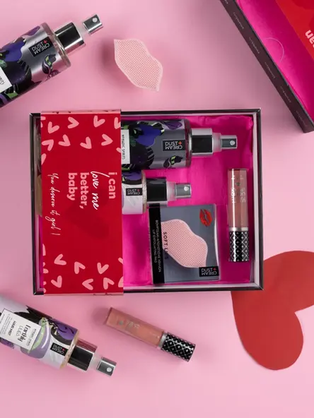 Gift box καλλυντικών Dust+Cream με προϊόντα περιποίησης σώματος σε ροζ σκηνικό με κόκκινες καρδιές.