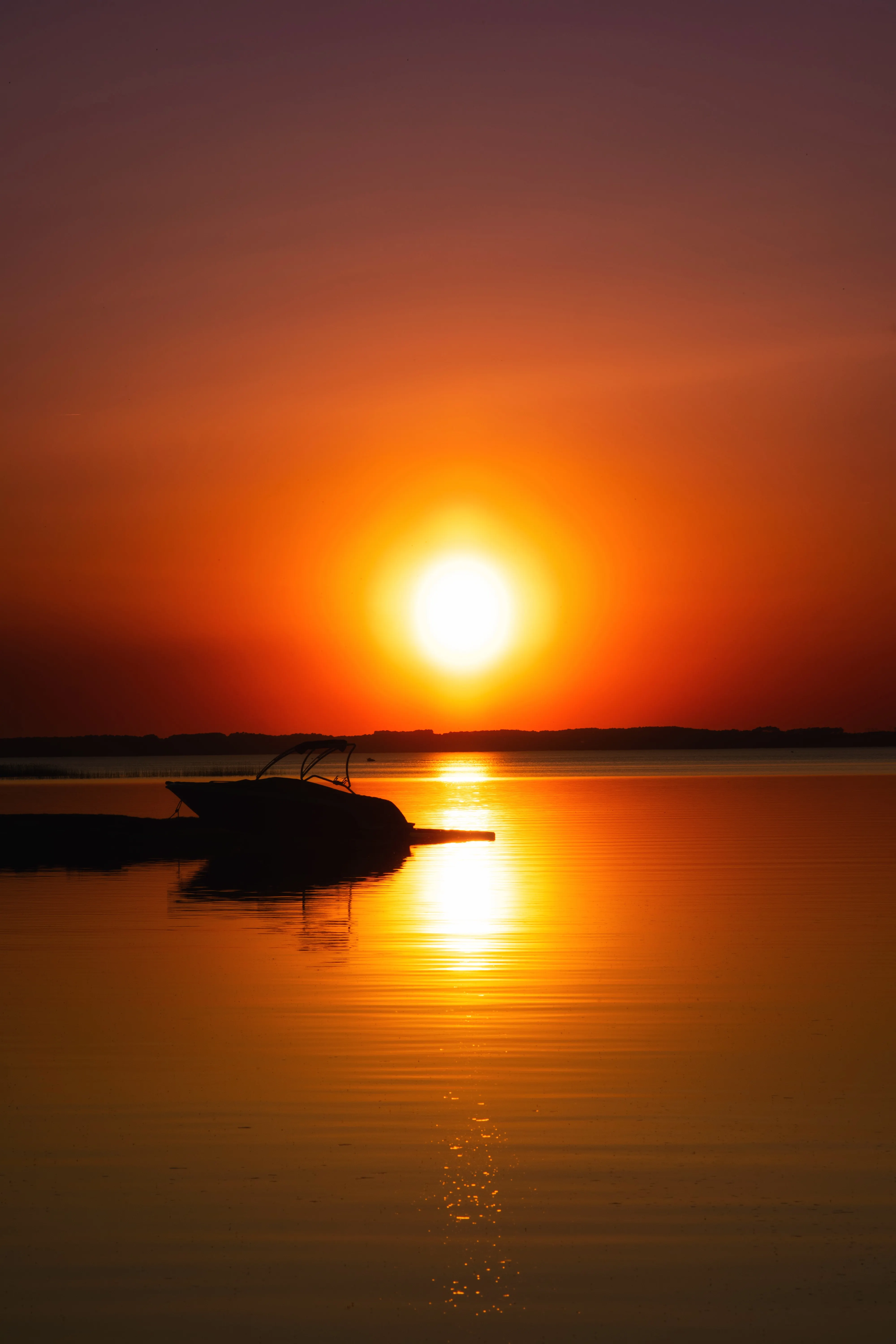 Bateau et coucher de soleil sur le lac de Sanguinet