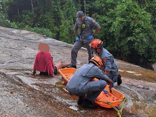 Corpo de Bombeiros socorre gestante de 35 semanas após queda na Cachoeira do Viveiro, em Ilhabela