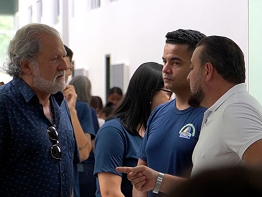 Prefeito Toninho Colucci recepciona alunos no primeiro dia de aula da rede municipal de Ilhabela