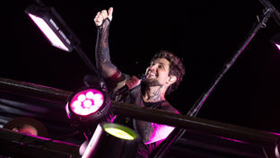 Jammil abre o Carnaval 2026 de São Sebastião com trio elétrico 360° e multidão na Rua da Praia