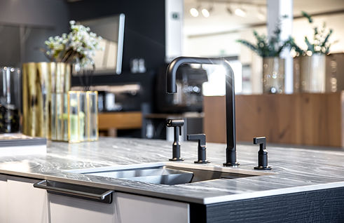 torneira-preta-com-pia-de-aco-em-uma-cozinha-moderna-e-elegante.jpg