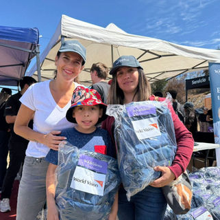 Niños y niñas afectados por los incendios de la comuna de Penco reciben kits escolares para volver a clases