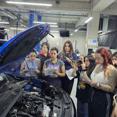 Mujeres al volante: Duoc UC rompe estereotipos con taller de mecánica gratuito y abierto a la comunidad