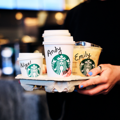 Starbucks presenta una nueva colección de bebidas inspirada en los personajes de “El Diablo Viste a la Moda 2”