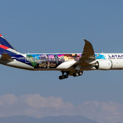 LATAM invita a los fanáticos de Harry Potter a celebrar 25 años de magia en un vuelo temático único