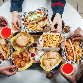 Doggis celebra 37 años con descuentos de hasta 40% y un año de consumo gratis