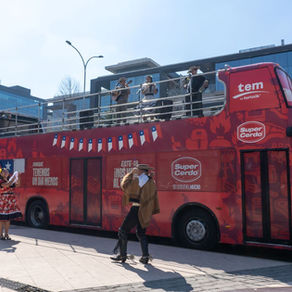 Esquinazos Móviles: Cueca recorre Santiago en buses transformados en escenarios móviles