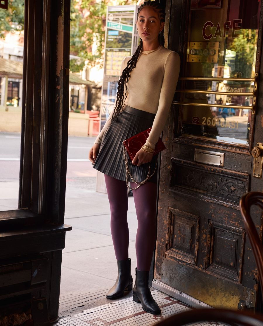 Borgoña, chocolate y pistacho: así se llevan las medias que dominan el street style