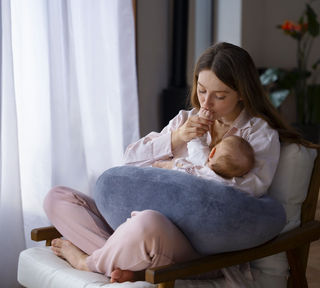 Más de 80% de las madres quieren que el padre asuma un rol activo en el proceso de lactancia