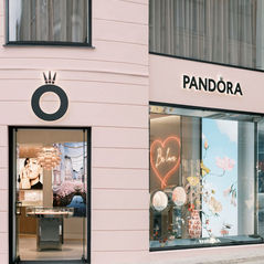 Pandora en Copenhagen Fashion Week SS’25 con Pamela Anderson como invitada especial