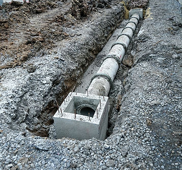 canteiro-de-obras-durante-colocacao-ou-substituicao-de-canos-de-esgoto-subterraneos-instal