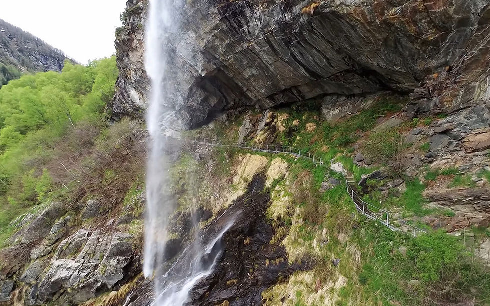 passaggio dietro la cascata del Rio Sajont