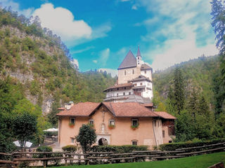 Santuario di San Romedio un Gioiello incassato nella Roccia