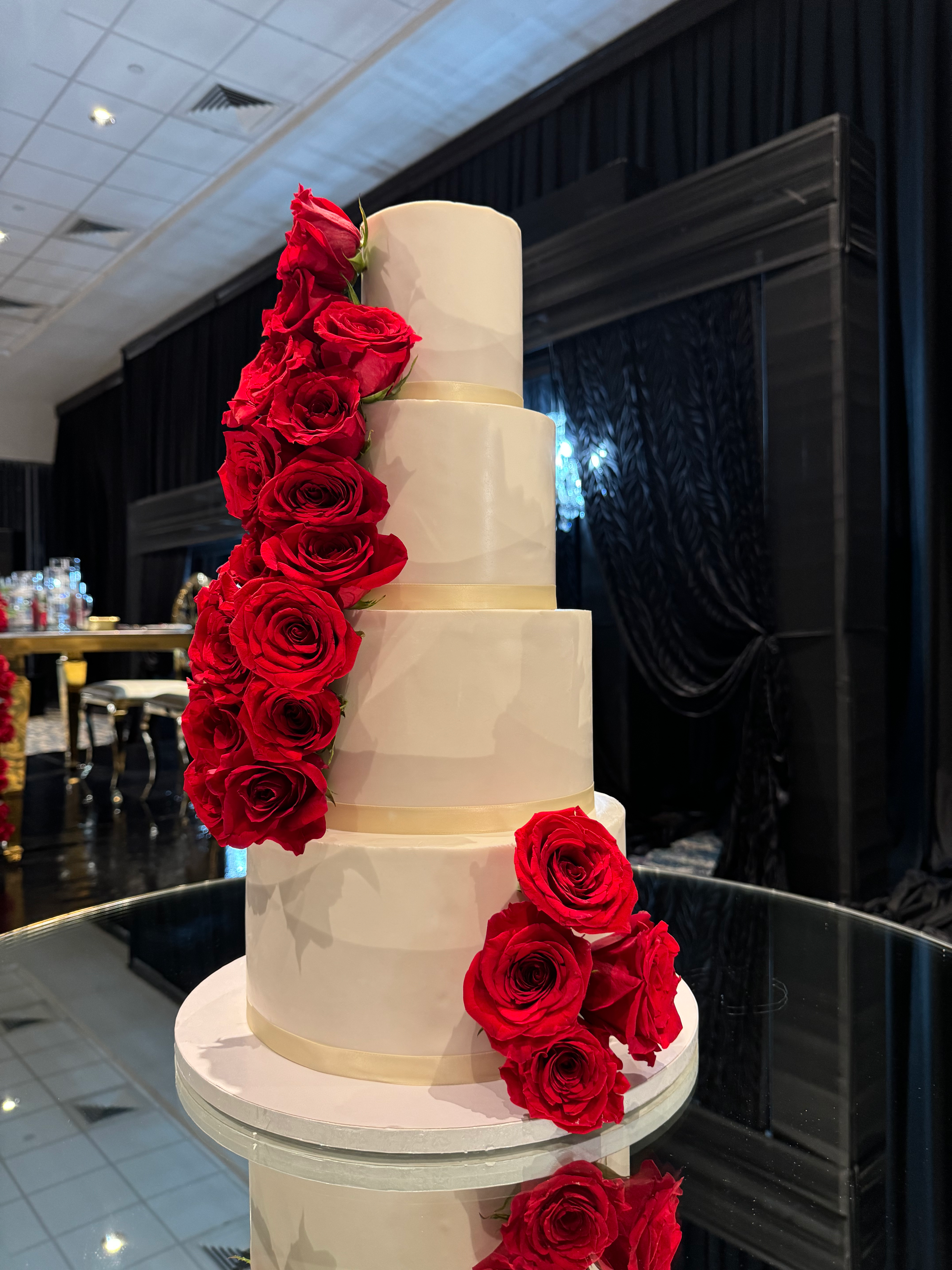 Red roses wedding cake