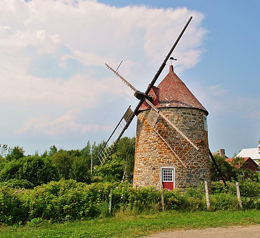 1600px-Windmill_charlevoix.jpeg