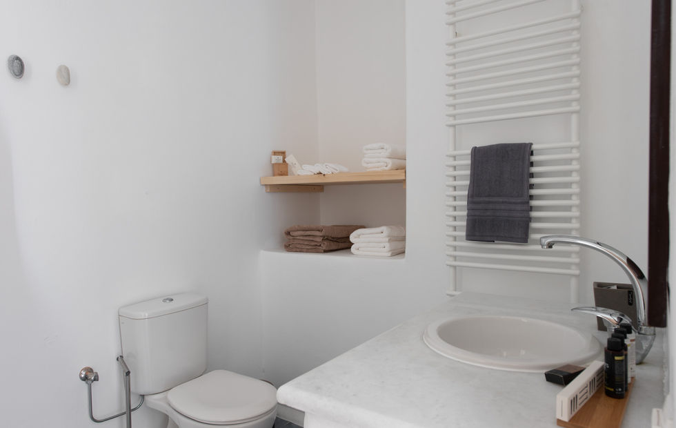 upper bathroom.jpg