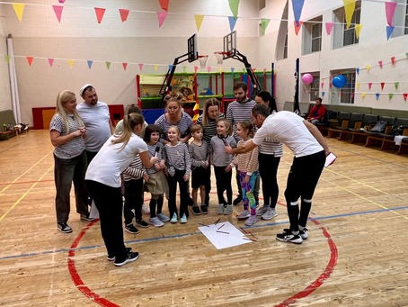 1 класс: Спортивная игра с родителями