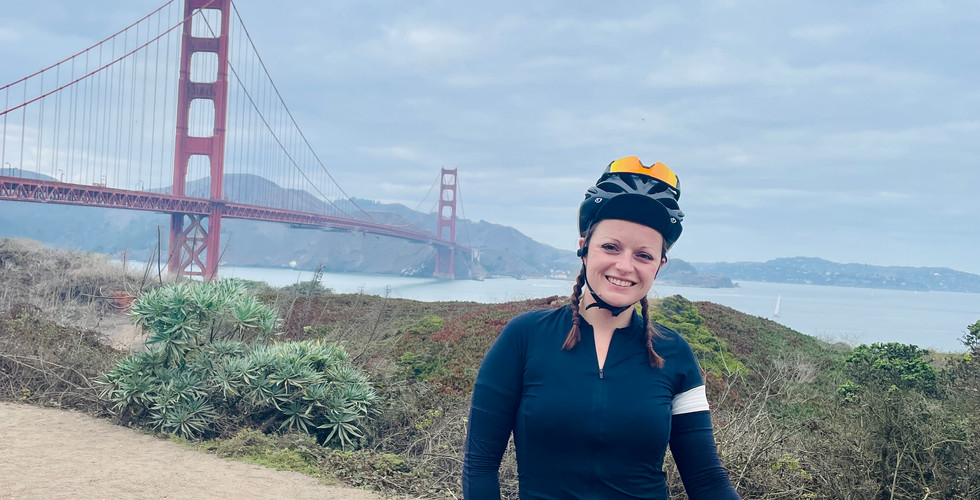 Katerina on sightseeing tour by bike in front of the Golden Gate Bridge