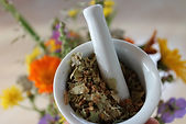 Mortier avec herbes séchées
