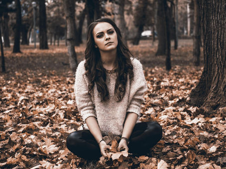 Femme assise dans la nature, endométriose et fertilité