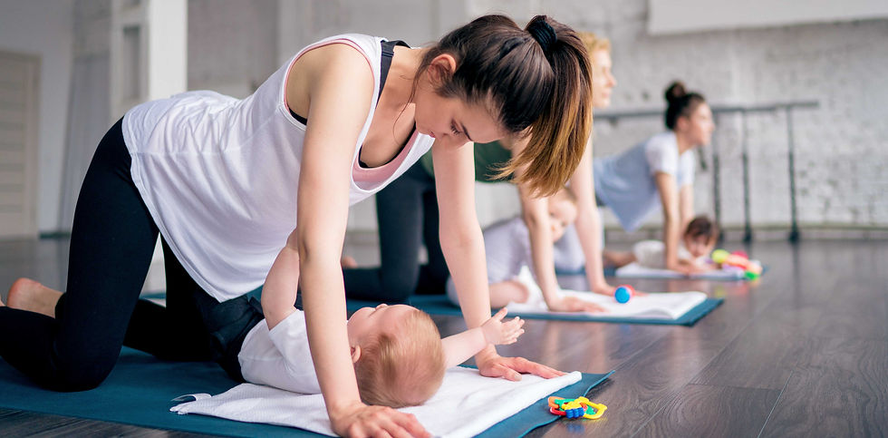 Maman faisant du baby yoga avec son bébé