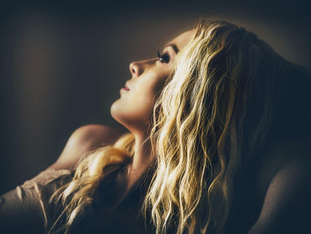 Femme pensive, stress pendant un parcours PMA
