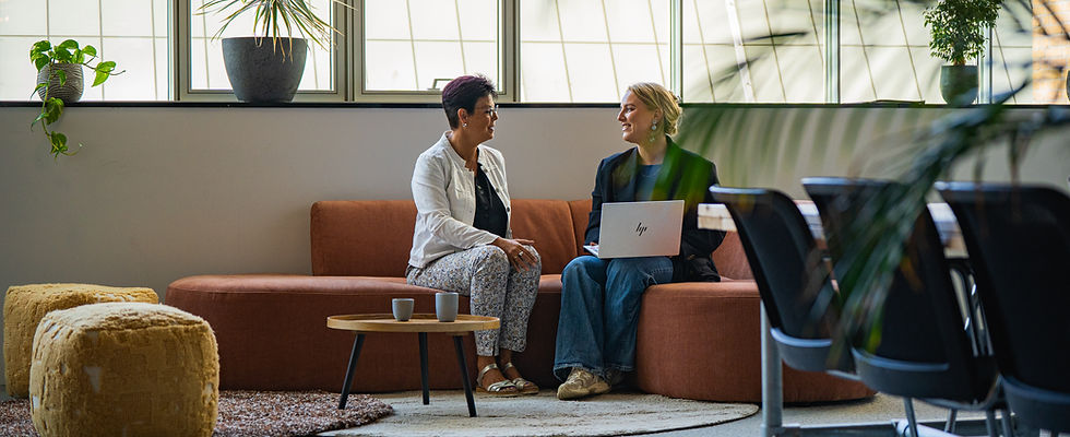 Medewerkers in gesprek over projectmanagement