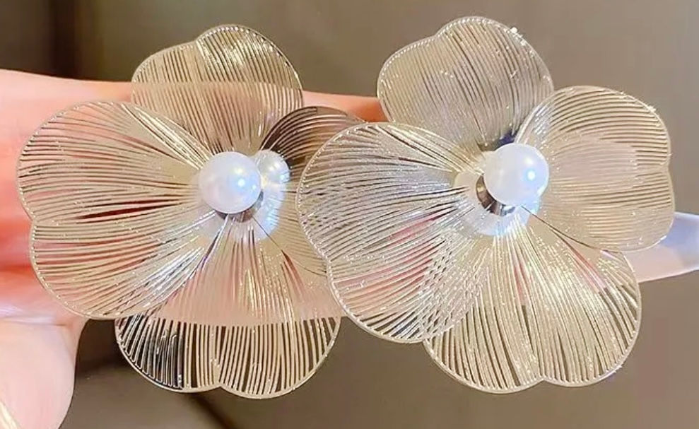 PERLA PETAL EARRINGS