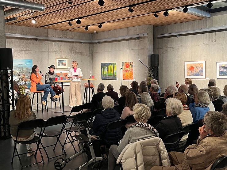 Maria Natalie Skjeset og Bjørnulf Dyrud i kunstnersamtale med arrangementansvarlig Therese Enger i Galleriet, Hamar kulturhus.