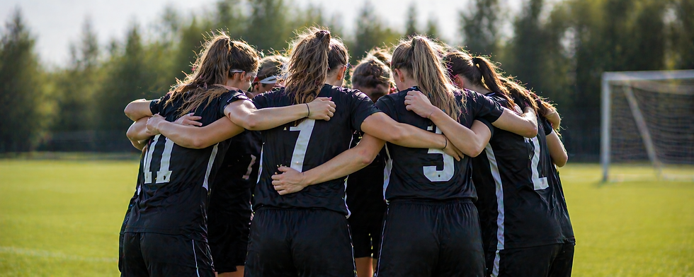 Frauen- und Mädchenfussball Team FFC Bern West gemeinsam auf dem Spielfeld in Bern
