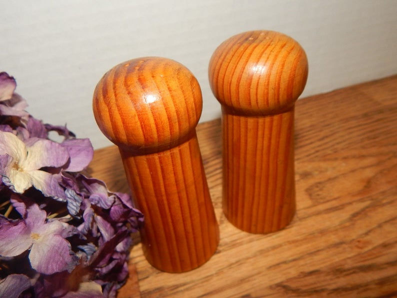 Miniatyrbild: Salt and Pepper Shakers 4" Turned Wood Oak Serving Set Vintage 1980s