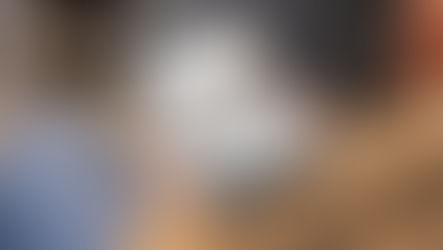 Osoba koja čita blog artikal na tabletu