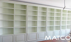 Biblioteca din imagine este o piesă de mobilier elegantă, realizată într-un stil clasic, ideală pentru biblioteci private, livinguri spațioase, birouri sau instituții culturale. Finisajul alb oferă luminozitate și rafinament, integrându-se ușor în interioare clasice, neoclasice sau moderne.
Structura pe toată înălțimea peretelui asigură spațiu generos de depozitare pentru cărți, albume sau documente, iar rafturile bine proporționate permit organizarea eficientă a colecțiilor. Dulapurile inferioare închise oferă depozitare suplimentară, păstrând un aspect ordonat și curat.
Caracteristici principale:
bibliotecă clasică albă pentru cărți
rafturi multiple pentru organizare eficientă
dulapuri inferioare pentru depozitare discretă
potrivită pentru living, birou sau bibliotecă