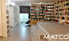 Biblioteca din imagine este o soluție ideală pentru organizarea eficientă a cărților într-un spațiu modern, aerisit și bine structurat. Rafturile deschise, dispuse pe toată înălțimea peretelui, oferă capacitate mare de depozitare, fiind perfecte pentru biblioteci private, birouri, spații educaționale sau zone de lectură.
Designul minimalist, în nuanțe deschise, contribuie la luminozitatea încăperii și creează un ambient ordonat și profesional. Compartimentarea uniformă permite aranjarea ușoară a cărților, dosarelor sau obiectelor decorative, iar construcția solidă asigură durabilitate în timp.
Caracteristici principale:
bibliotecă cu rafturi multiple pentru cărți
design modern, simplu și funcțional
ideală pentru birou, bibliotecă, home office sau spații publice
soluție practică de depozitare și organizare