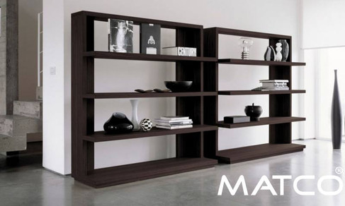 Biblioteca modernă din imagine este o piesă de mobilier versatilă, concepută pentru organizarea și expunerea cărților și obiectelor decorative într-un stil contemporan. Structura cu rafturi deschise, realizată în nuanțe elegante de maro închis, oferă un echilibru perfect între funcționalitate și estetică.
Designul aerisit permite delimitarea subtilă a spațiului, fiind ideală atât ca bibliotecă pentru living, cât și ca element de separare pentru birouri, spații open-space sau zone de lectură. Rafturile generoase sunt potrivite pentru cărți, reviste, decorațiuni sau accesorii, contribuind la un ambient ordonat și rafinat.
Avantaje principale:
bibliotecă modernă cu rafturi deschise
design minimalist și elegant
potrivită pentru living, birou sau spații comerciale
ideală pentru depozitare și decor