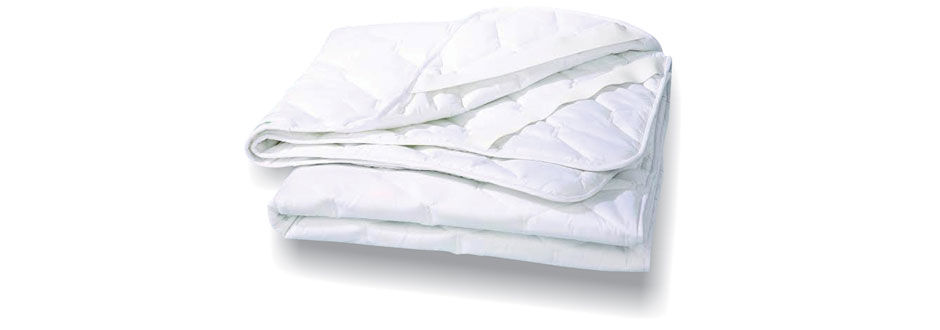 Pătură albă groasă, pliată, pe fundal alb. Textura matlasată vizibilă, fără alte detalii semnificative sau text.